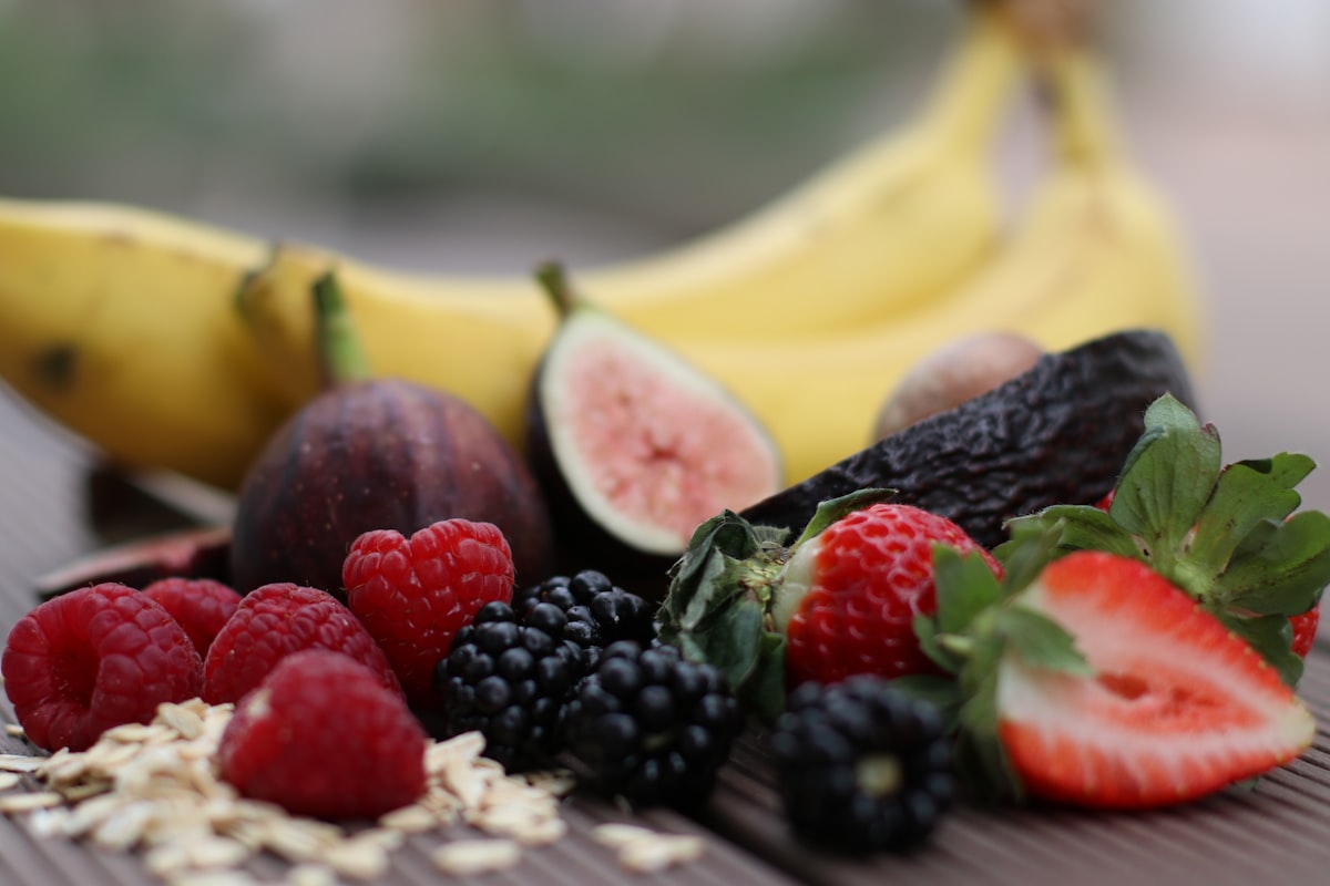 Smoothie bowl dengan granola dan buah-buahan